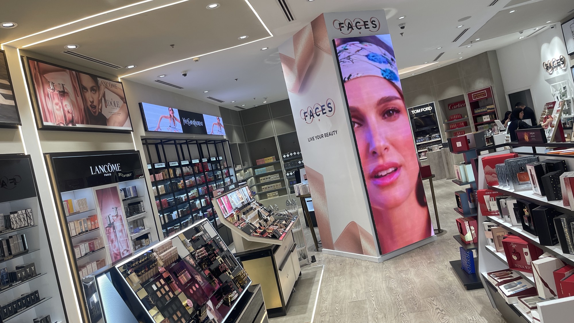 Installation fixe d'écrans digitaux dans le magasin FACES